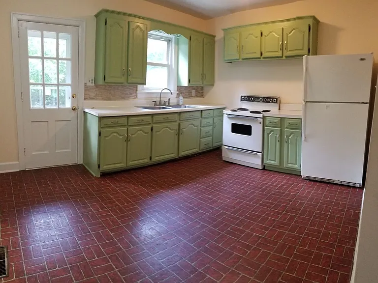 702 Tanyard St — Photo 4