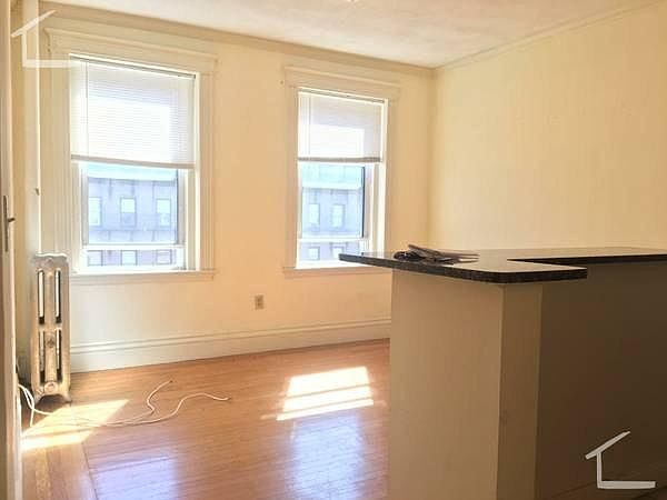 2nd image of 20 Queensberry St APT 010