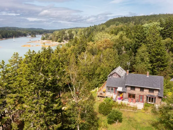 121 Red Trl, Brooksville, ME 04617