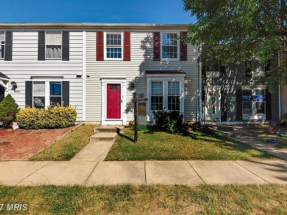 Charming two-level in the heart of Springfield!