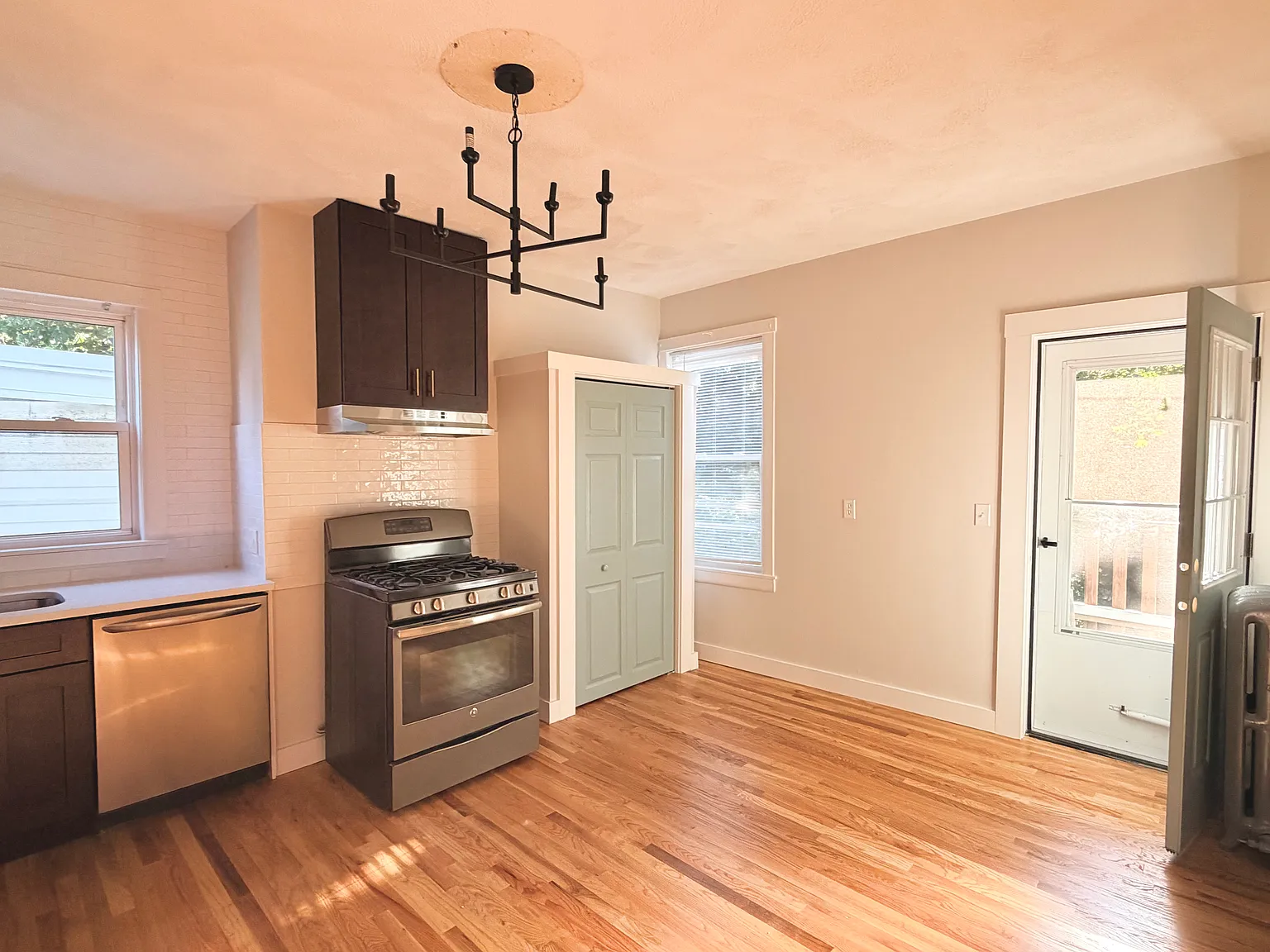 2 bed, 1200 sqft, $1,900 — Photo 2