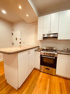 Rented by Metropolis Real Estate of Manhattan | media 8