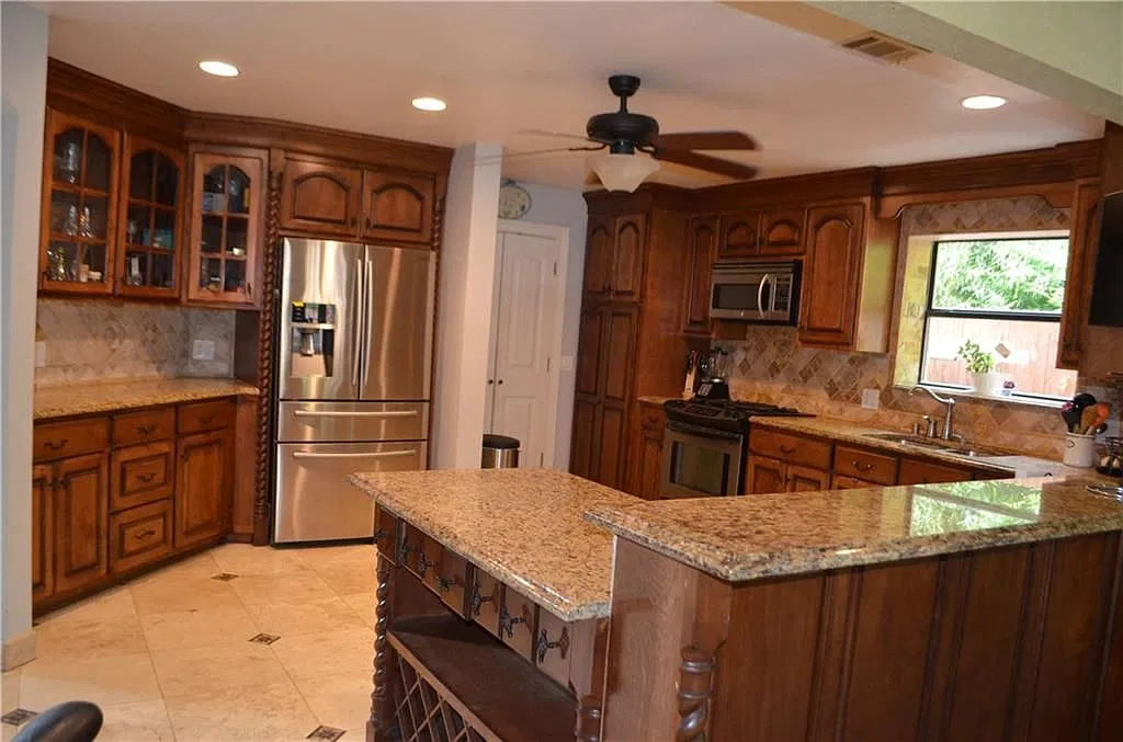 6 bed, 3450 sqft, $9,000 — Photo 2