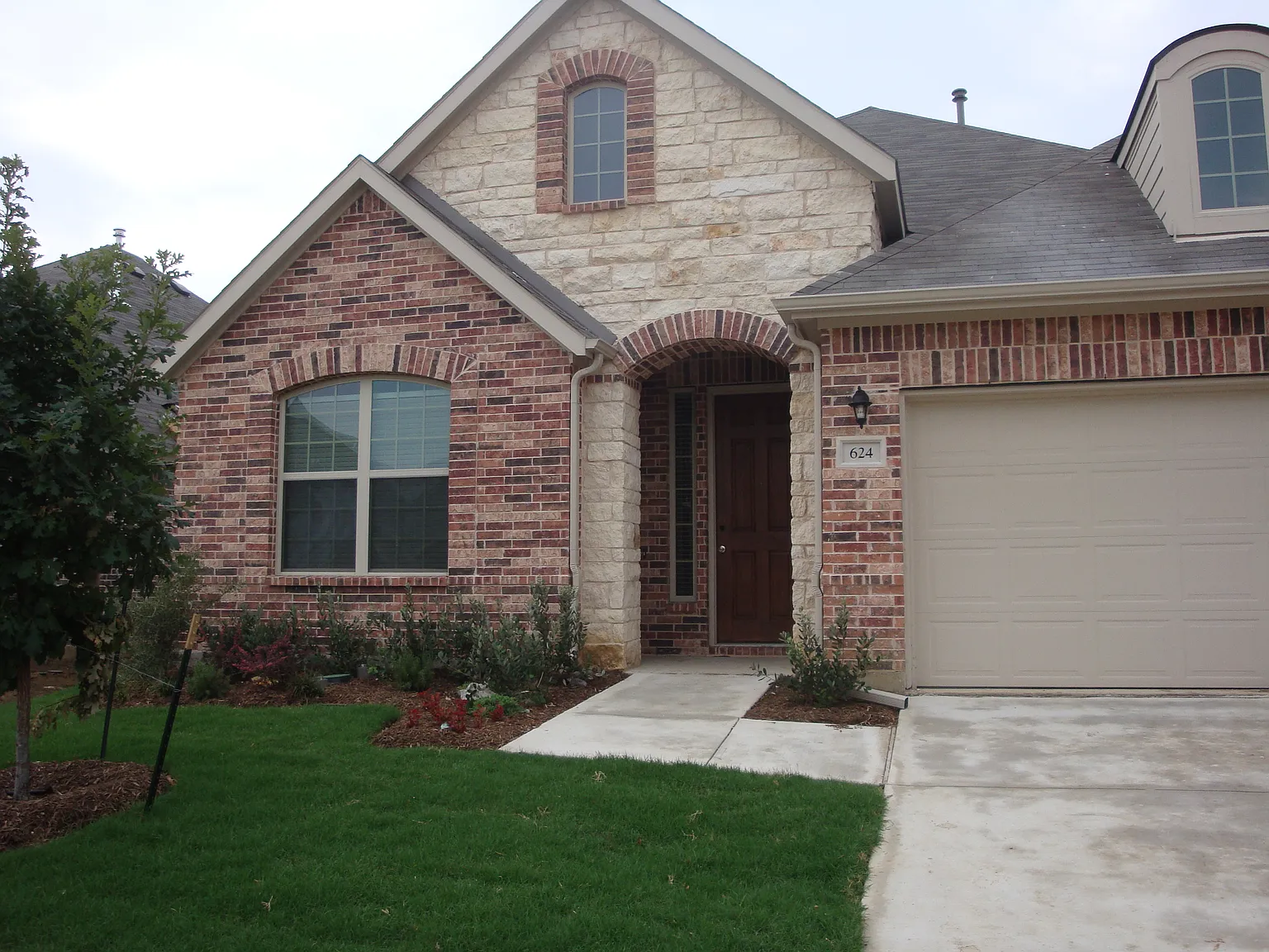 4 bed, 2041 sqft, $2,700 — Photo 2