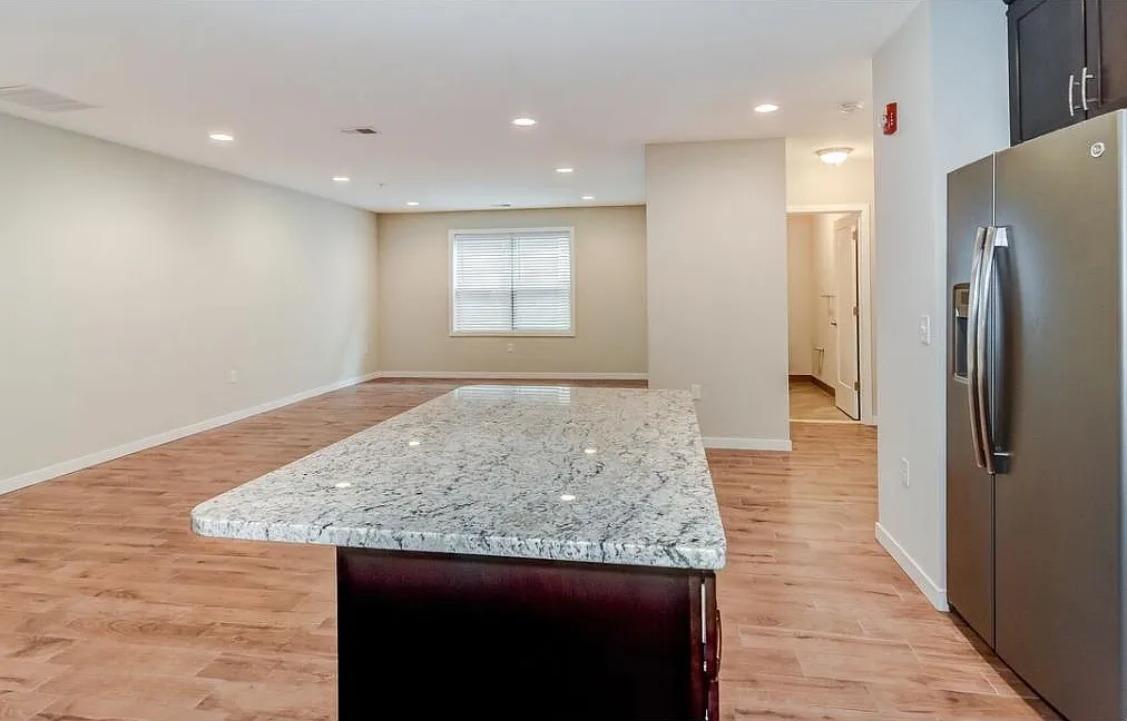 2 bed, 1050 sqft, $2,795 — Photo 3