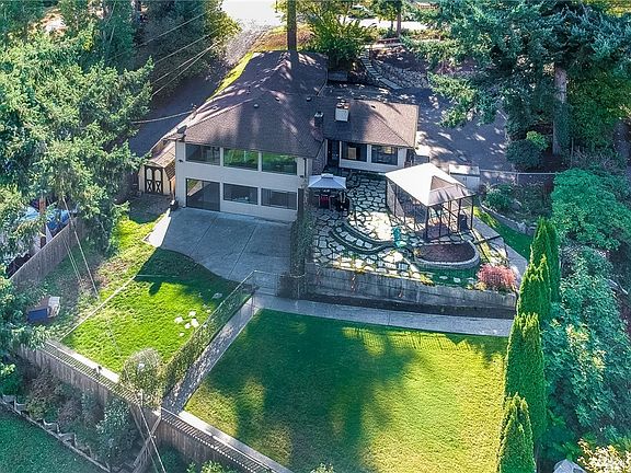 2nd image of 421 Lake Louise Dr SW
