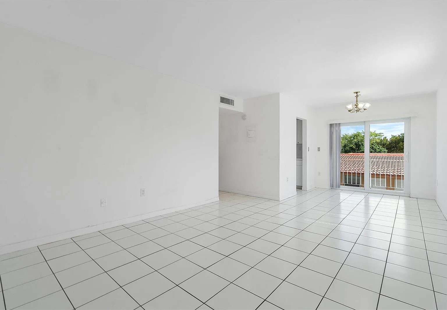 2138 SW 6th St — Photo 2