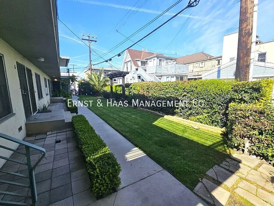 Lovely 1-Bedroom Apartment In Prime Long Beach! *Move-In Special* — Photo 2