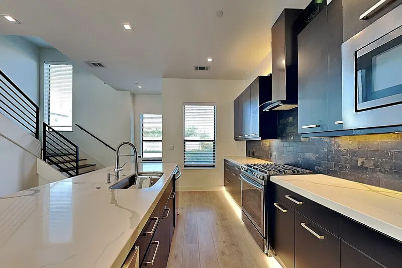 2 bed, 2.5 bath, 2000 sqft, $3,400 — Photo 4