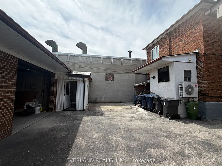 247 Belgravia Ave #LOWER — Photo 10