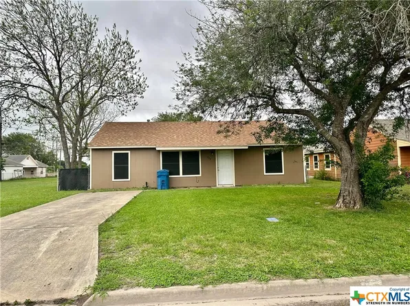 222 Wood St, Pt Comfort, TX 77978