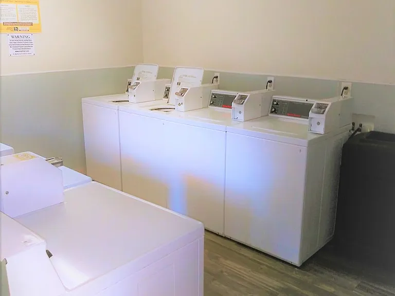 Chateau Spring Gardens Apartments — Photo 27