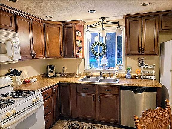 4th image of 7996 Grovewood Dr
