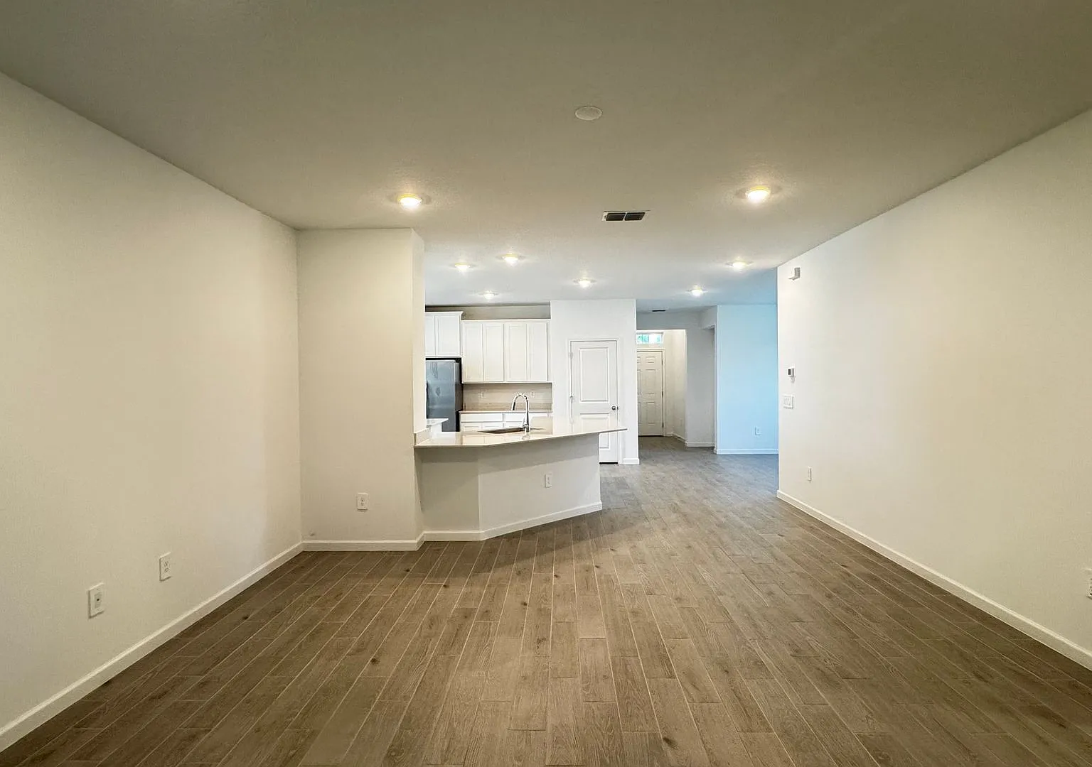 Gorgeous Grand Park North 4/3 with Garage — Photo 4