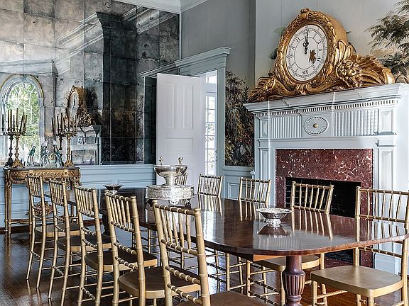Dining room; mirror wall
