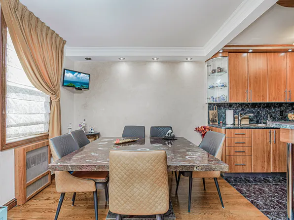 735 Avenue W image 7 of 28