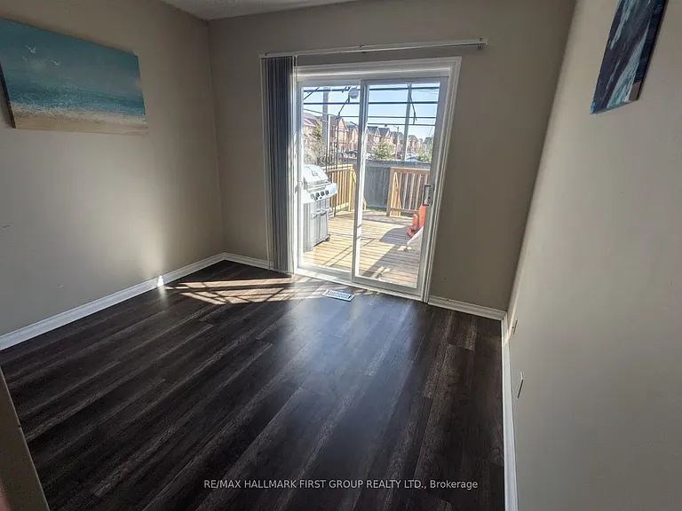 15 Thorncroft Cres — Photo 7