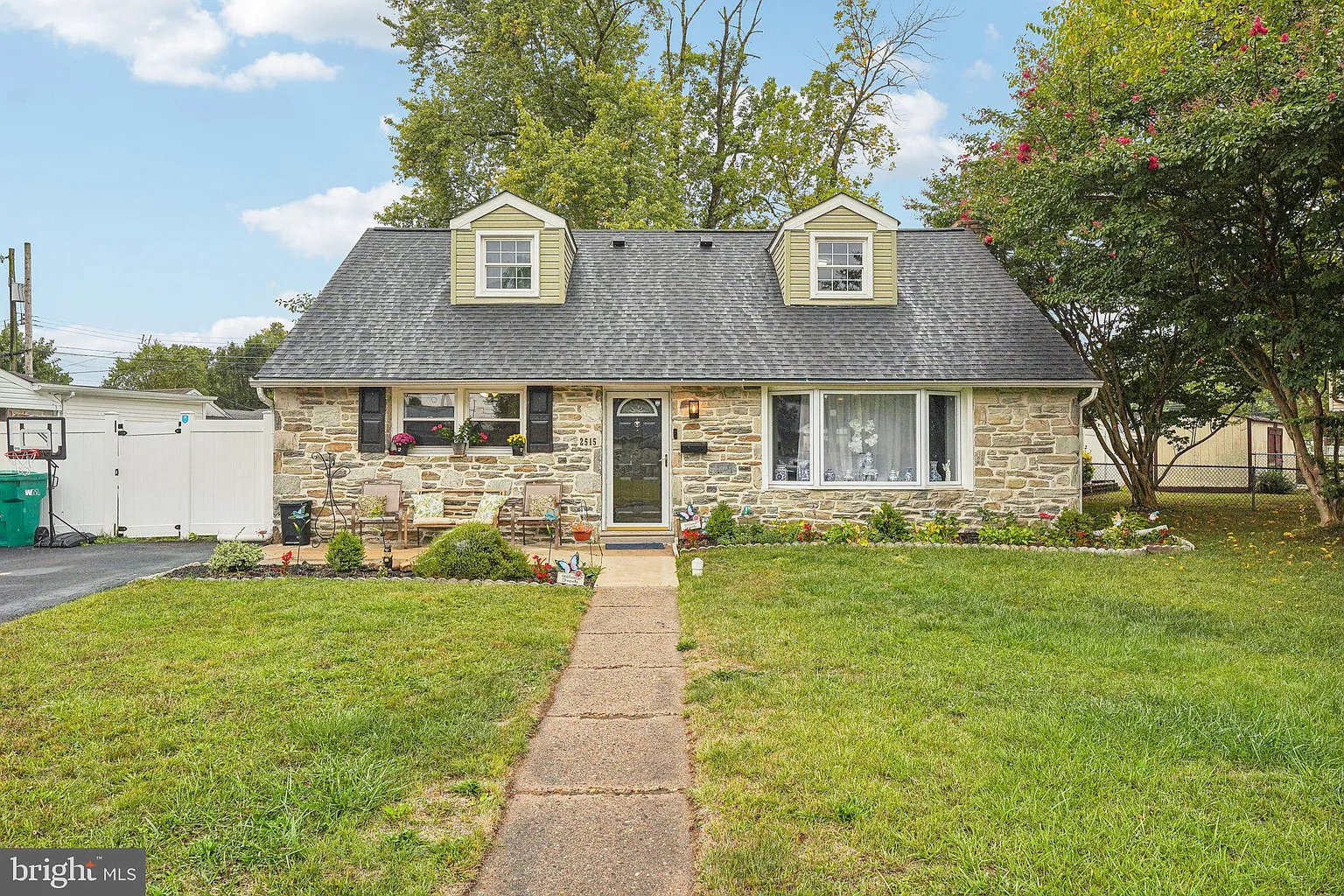 2515 Laurel Dr photo 1