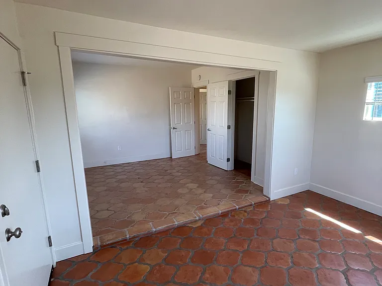 544 S 36th St — Photo 17