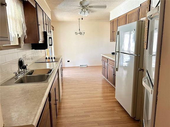 5th image of 1808 Eastview Dr