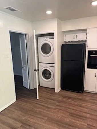 Full size W/D in kitchen area