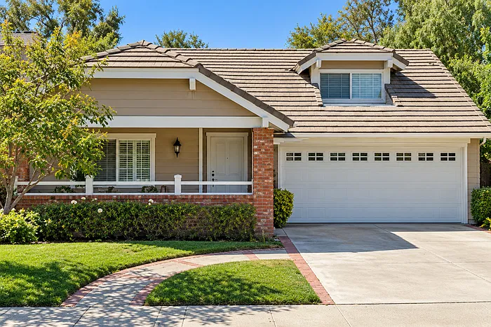 3 bed, 3.0 bath, 1355 sqft, $4,340 — Photo 4