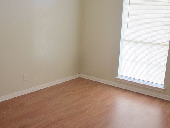 4th image of 2801 Hemlock Dr