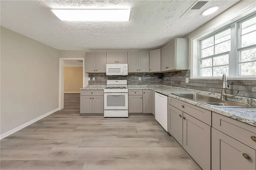 3 bed, 2.0 bath, 1478 sqft, $2,800 — Photo 3