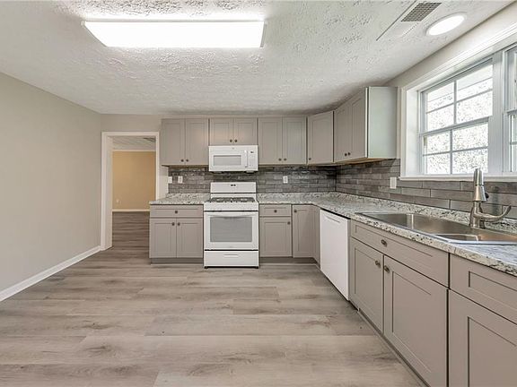 3rd image of 3849 Dillard St