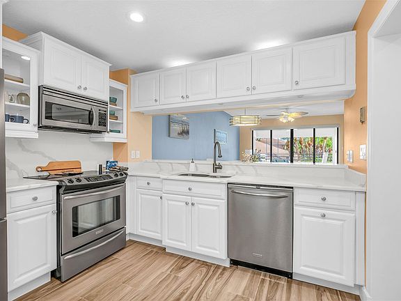 4th image of 827 Oak Harbour Drive #827