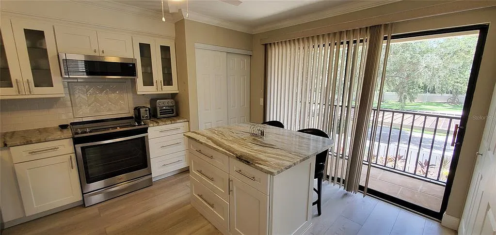 2 bed, 2.0 bath, 1400 sqft, $4,000 — Photo 3