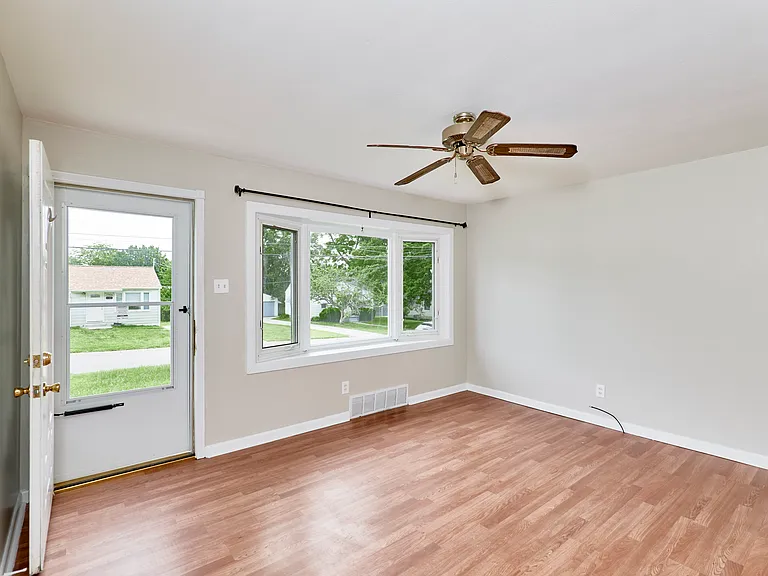11042 Florence Ave — Photo 4