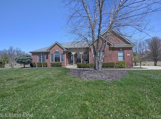 109 E Auburn Trl, Brighton, MI 48114