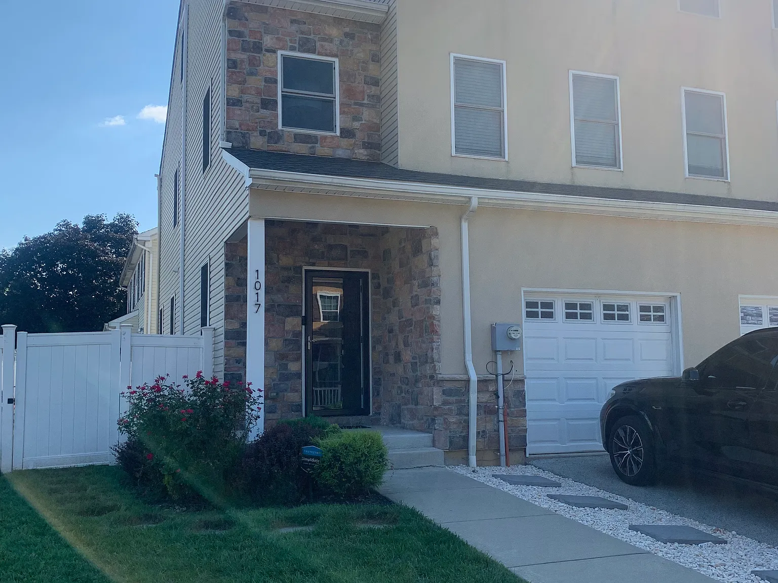 1017 Hazelwood Dr — Photo 1