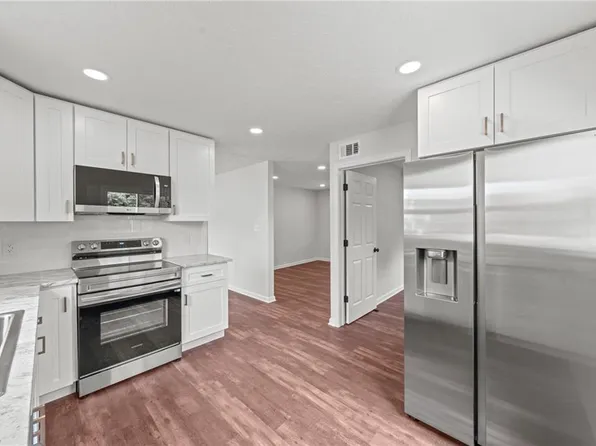 1539 Longwood Dr, Mayfield Heights, OH 44124