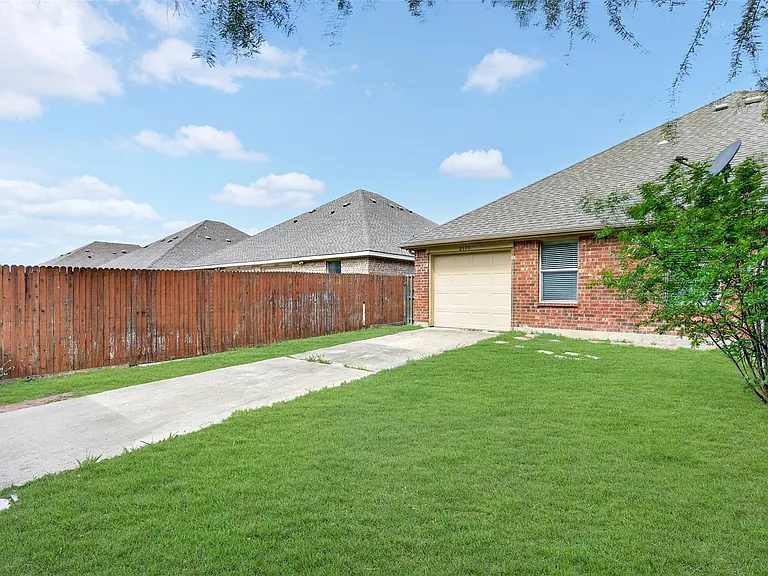 2153 Colby Ln — Photo 7