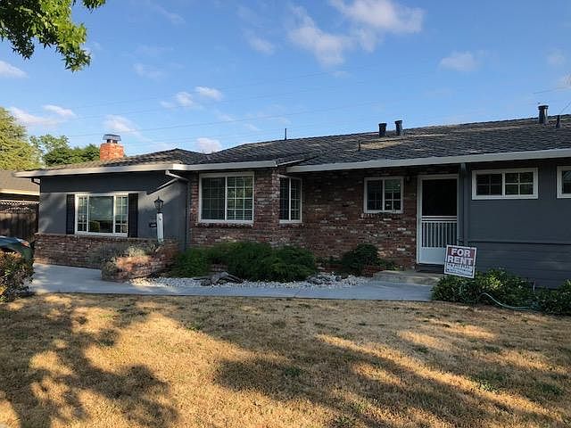 Ranch style home/quiet neighborhood (dead end road; runs int