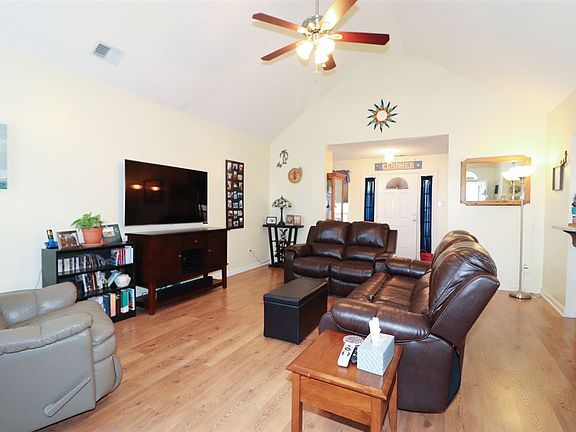 5th image of 218 Autumn Woods Dr
