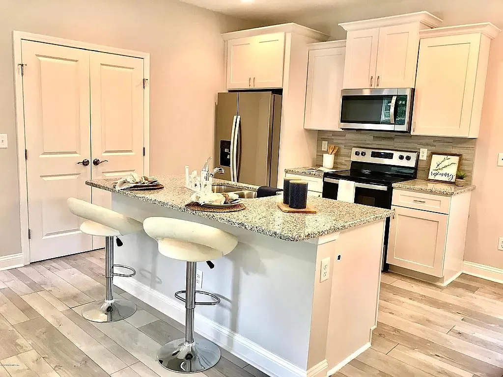 850 Bruen St — Photo 3