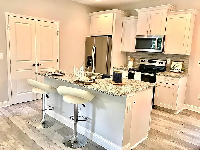 850 Bruen St #A — Photo 3
