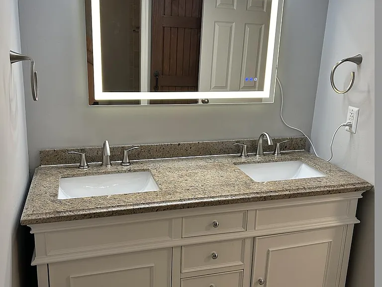 Granite counter, dual sink
