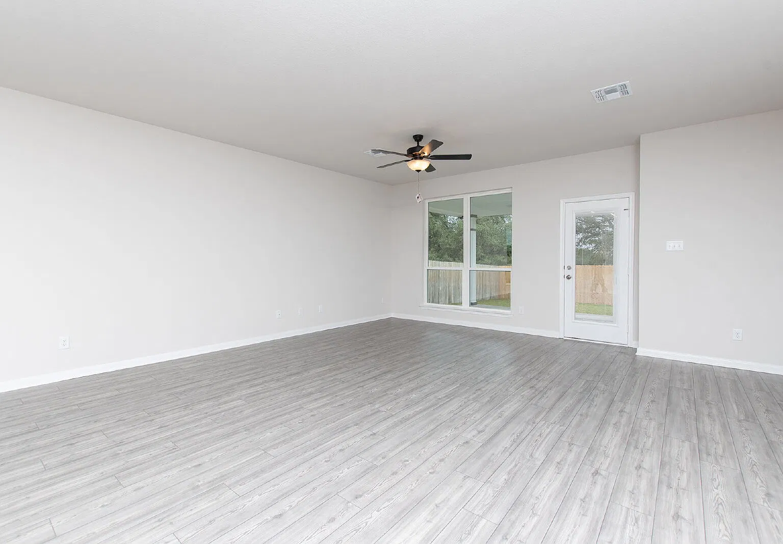 3 bed, 2.0 bath, 1562 sqft, $1,795 — Photo 2