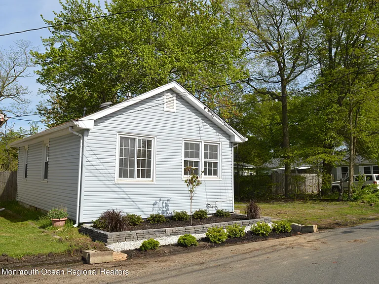 186 S Park Ave — Photo 31