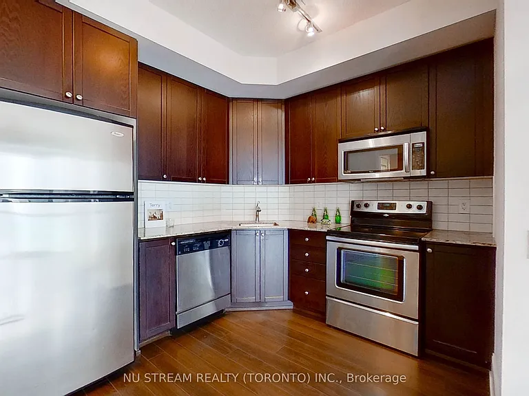 560 Front St W #829 — Photo 14