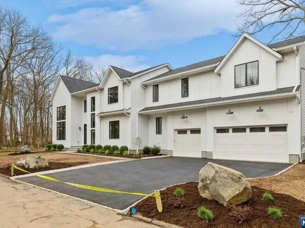 32 Pleasant St, Haworth, NJ 07641