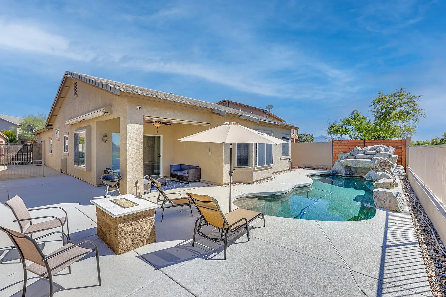 3 bed, 2.0 bath, 1668 sqft, $2,727 — Photo 4