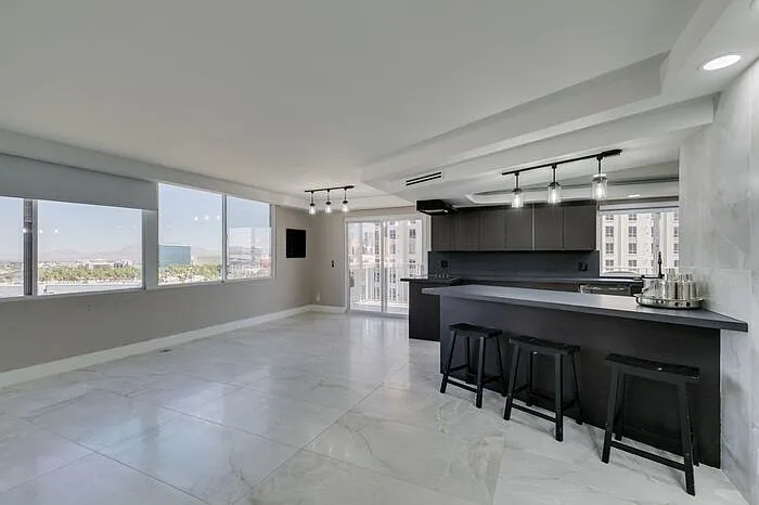 205 E Harmon Ave — Photo 3