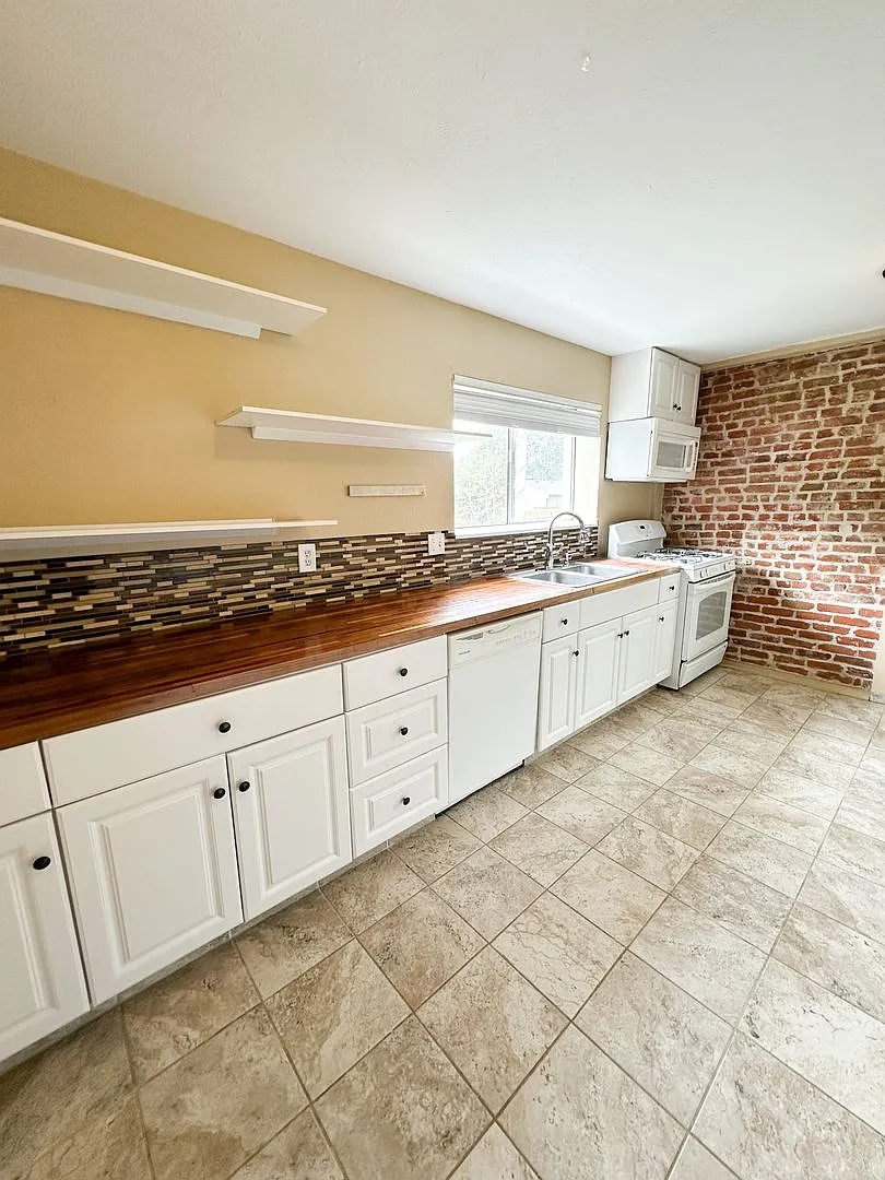Adorable Sloan's Half Duplex — Photo 1