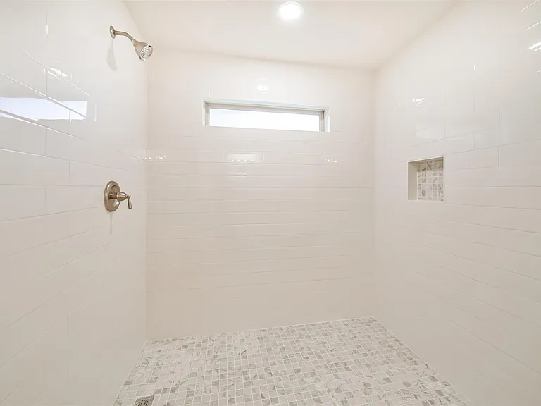 1011 Baltic Ln — Photo 29