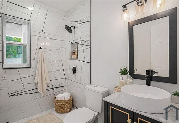 5th image of 941 Newton Ave S #2